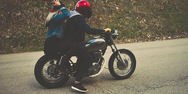 Are motorcyclists required to wear helmets in Florida?
